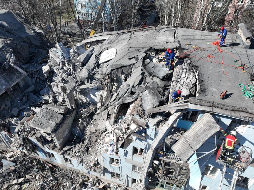 Zaporizhzhia. Night. Terrorists hit a residential building where civilians are sleeping. There are dead, wounded, missing people. We won’t give Russian evil a chance to dominate either in 🇺🇦 or anywhere in the world. This evil won’t avoid responsibility for the crimes committed.