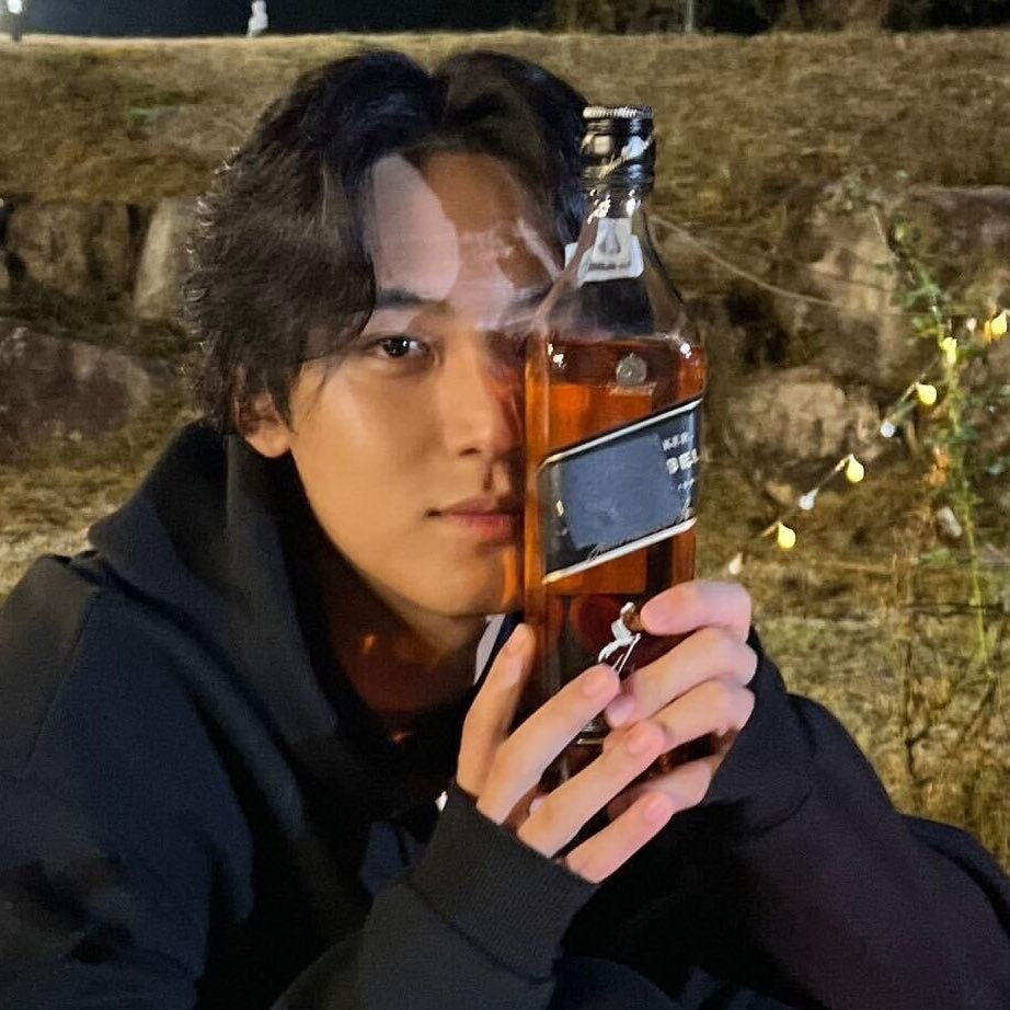 규부 싸우고 규 친구들이랑 여행갔는데 그래도 꼬박꼬박 장보는중/도착/요리중/밥먹는중/게임중/족구해..이런 문자는보내옴 부 아직 화안풀려서 읽씹하고 있었는데 한참 연락 없는가 싶더니 씻고와써...하고 오분뒤에 근데 나 마셔도되나...? 하고 일케 사진이랑 옴