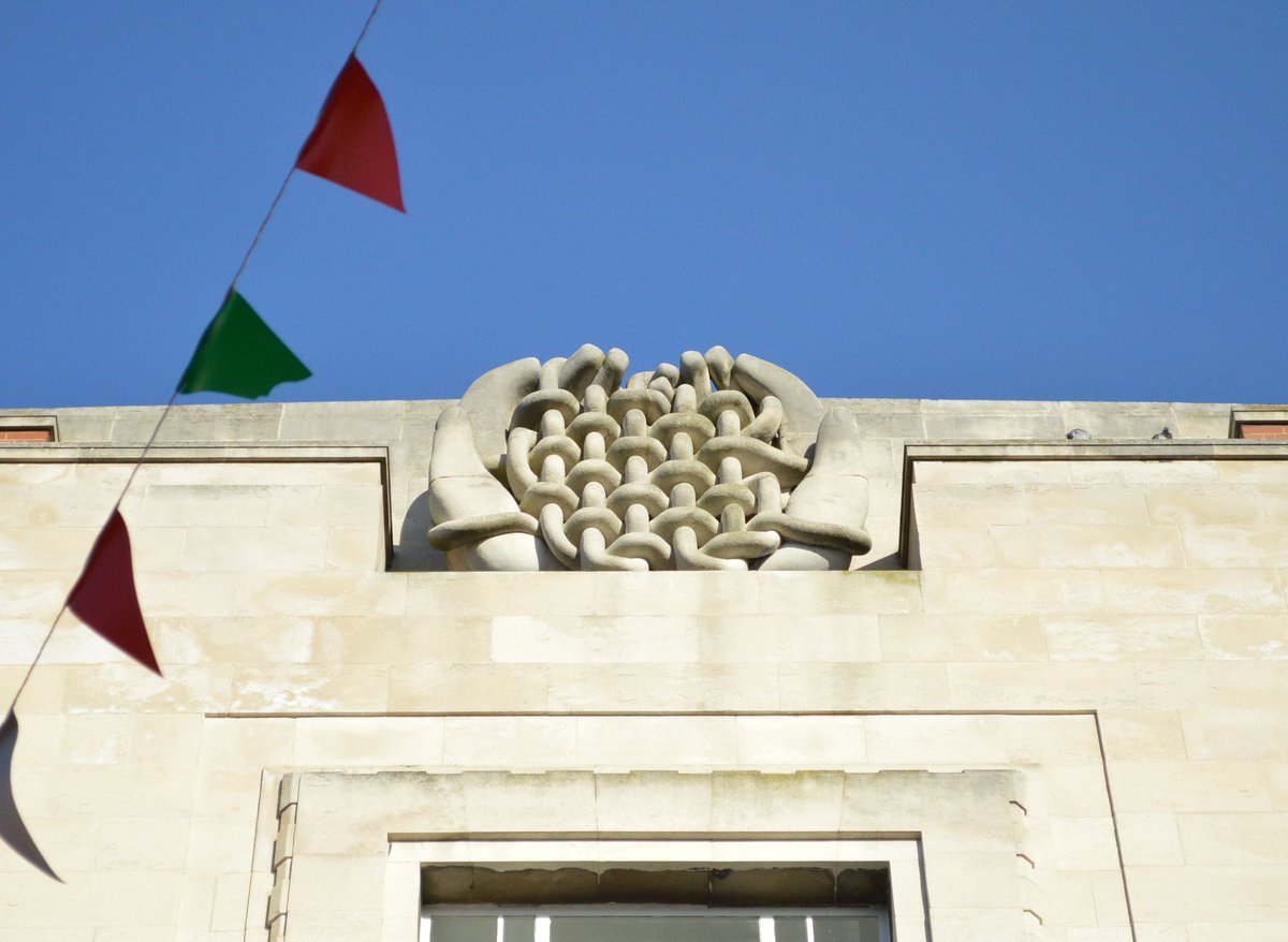 Man-Made Fibres by Mitzi Cunliff 🤲 Located high up on the Clothworkers’ Building South & made of Portland stone. Cunliffe was commissioned by the University of Leeds to create a piece which would reflect the exciting progress in the field of synthetic fibres in 1955 💚