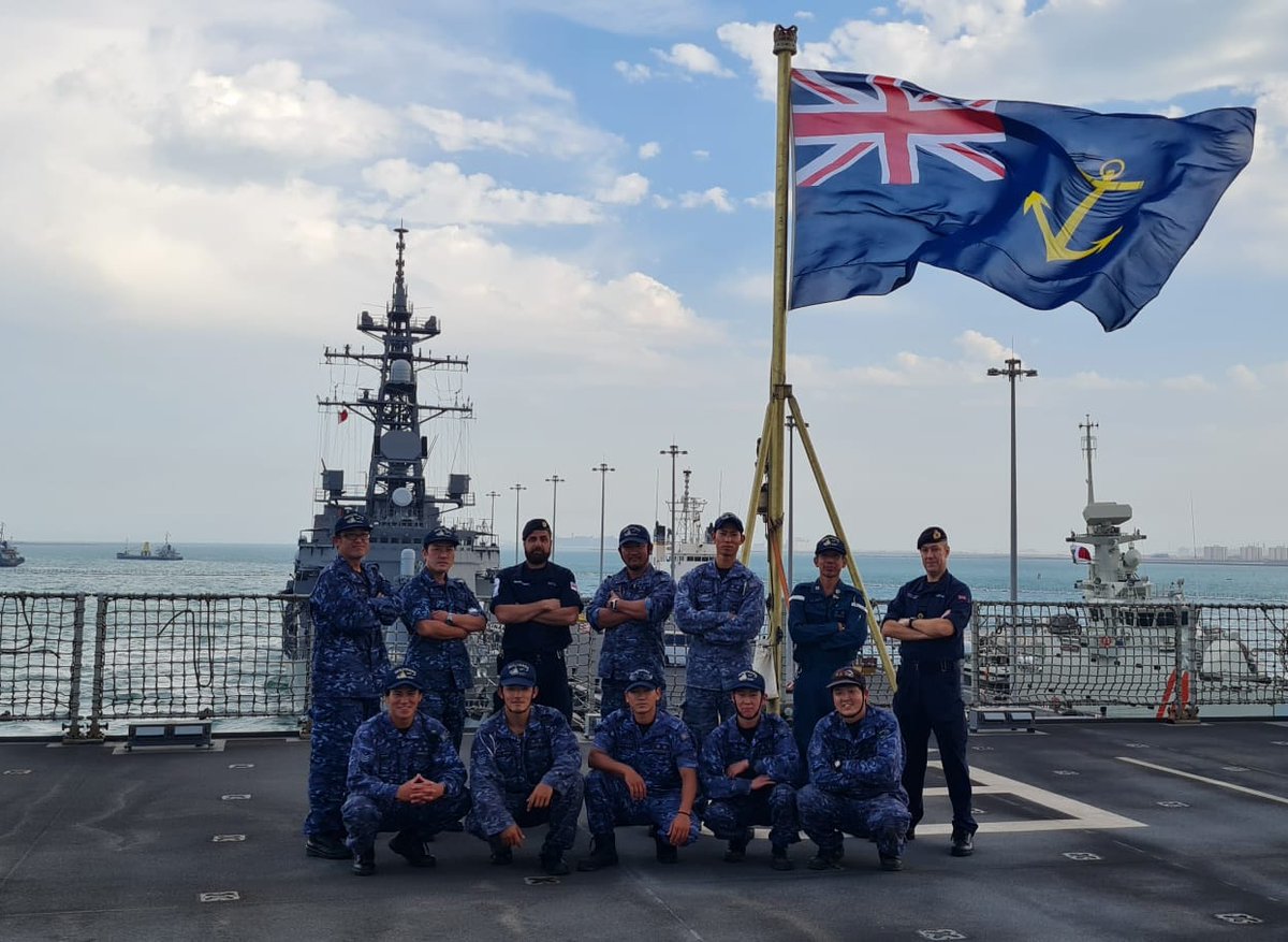A @RoyalNavy flight deck team from @1700NAS in @RFACardiganBay met with Japanese sailors on minesweeper JS Uraga, while in Bahrain ahead of exercise #IMX23. Leading airman Butter said: 'They have the same sense of humour as us. They're a great bunch!” @JMSDF_PAO #1700NAS