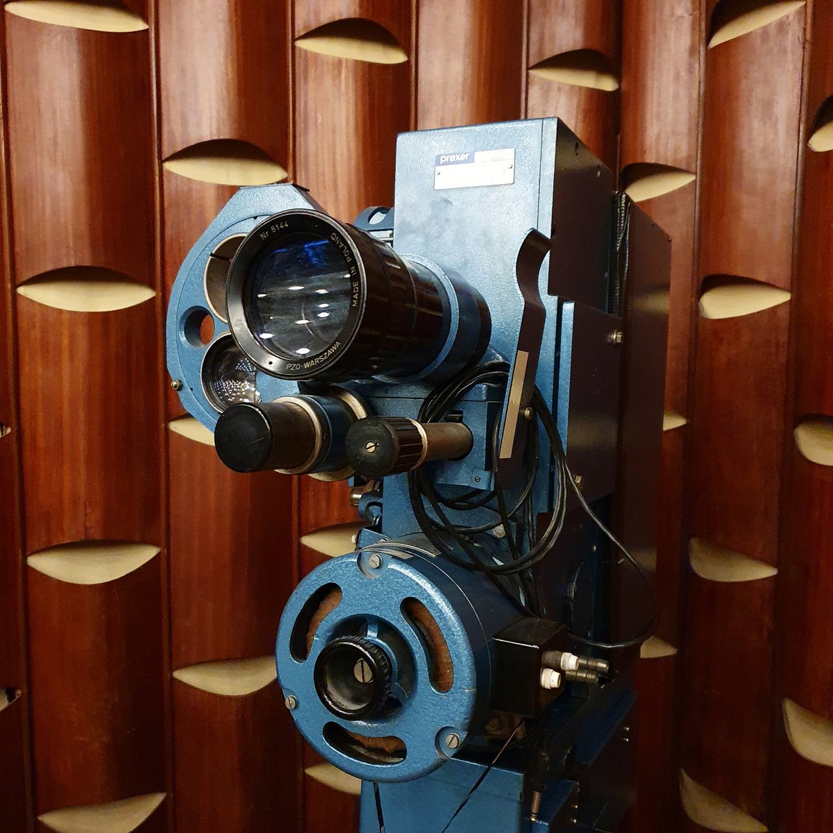 nerdheimpl's tweet image. Jakie jest wasze ulubione #kinoStudyjne? My mamy kilka, w jednym z nich, @kinopalacowe, kameralnej sali pilnuje taki #projektor!

#ckzamek #Poznań #zamekpoznań #kino #wkinie #film #kinematografia #wyjściedokina #nerdzenie