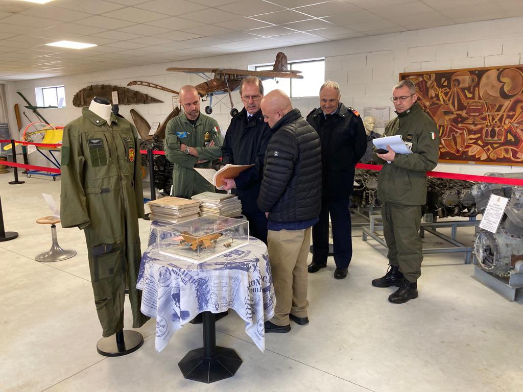 assoaeroarma's tweet image. Scorso 28 febbraio, Generale Bellini in vista presso Sale espositive del Comando Aeroporto di #Cameri Ha donato sua tuta da volo, ultimo equipaggiamento indossato in servizio. Allestito un corner con libretto di volo e modello Tornado matricola militare 7074. Giornata memorabile