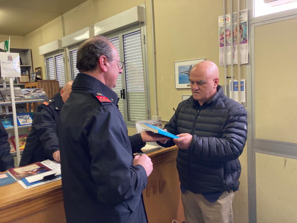 assoaeroarma's tweet image. Scorso 28 febbraio, Generale Bellini in vista presso Sale espositive del Comando Aeroporto di #Cameri Ha donato sua tuta da volo, ultimo equipaggiamento indossato in servizio. Allestito un corner con libretto di volo e modello Tornado matricola militare 7074. Giornata memorabile