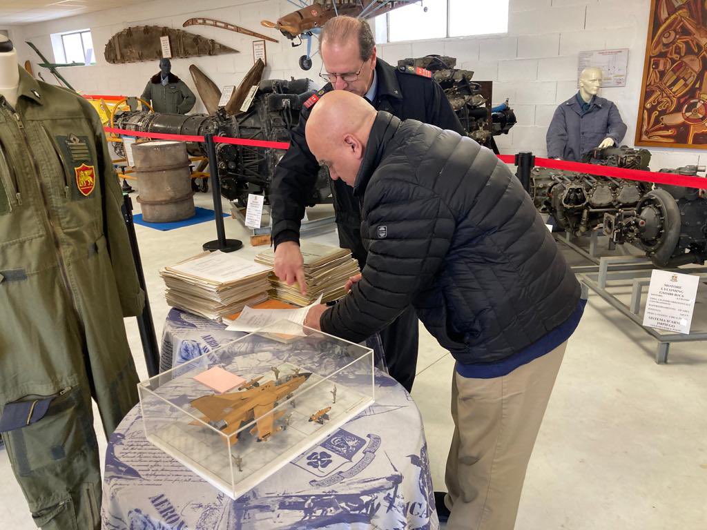 assoaeroarma's tweet image. Scorso 28 febbraio, Generale Bellini in vista presso Sale espositive del Comando Aeroporto di #Cameri Ha donato sua tuta da volo, ultimo equipaggiamento indossato in servizio. Allestito un corner con libretto di volo e modello Tornado matricola militare 7074. Giornata memorabile