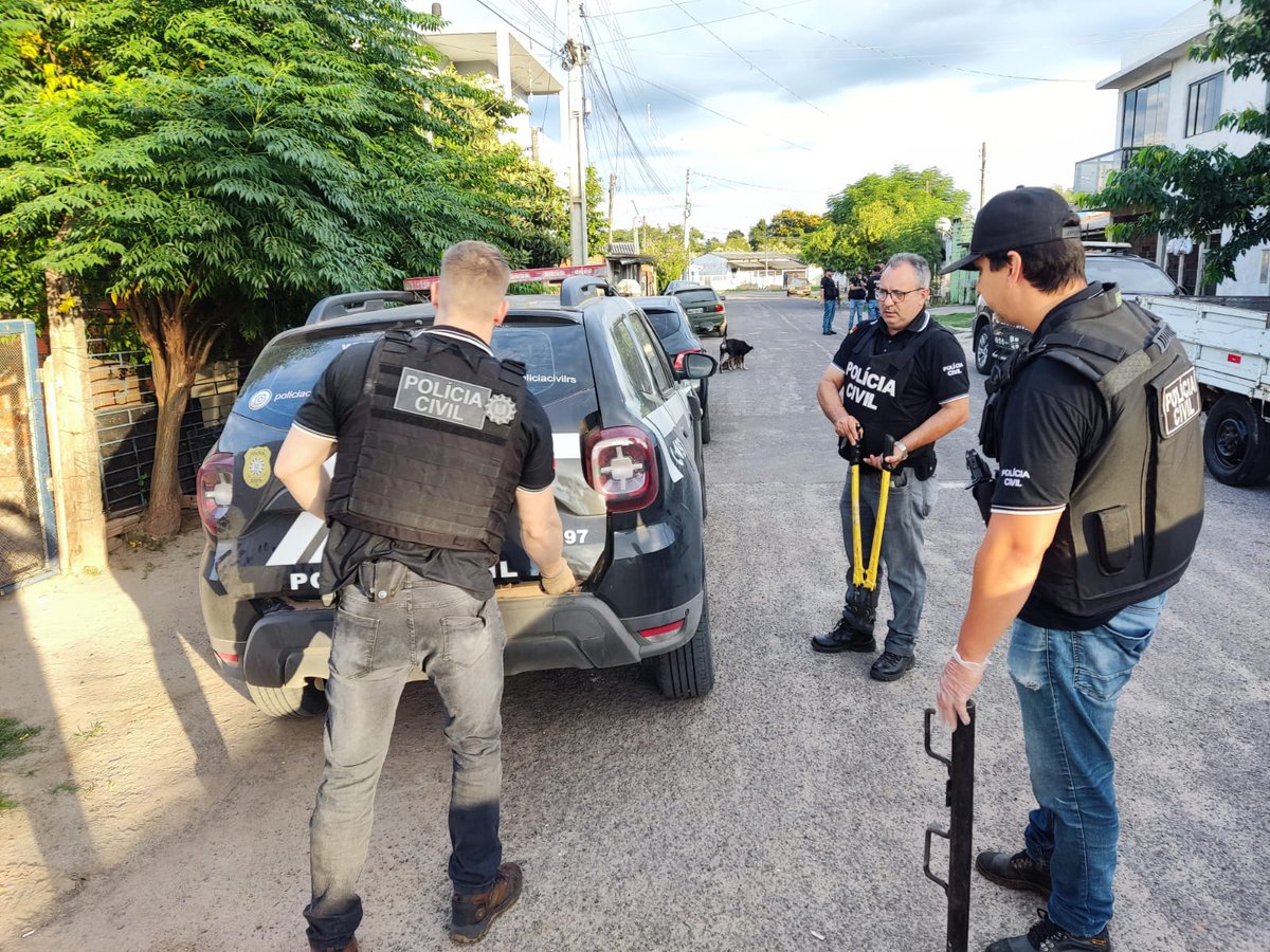 2 suspeitos de 27 e 18 anos são presos em flagrante por posse ilegal de arma de fogo nos bairros Renascença e Passo D'Areia, em Santa Maria. Indivíduo de 27 anos possui antecedentes por roubo, furto, dano, homicídio, extorsão e outros. #DPHPP_SantaMaria