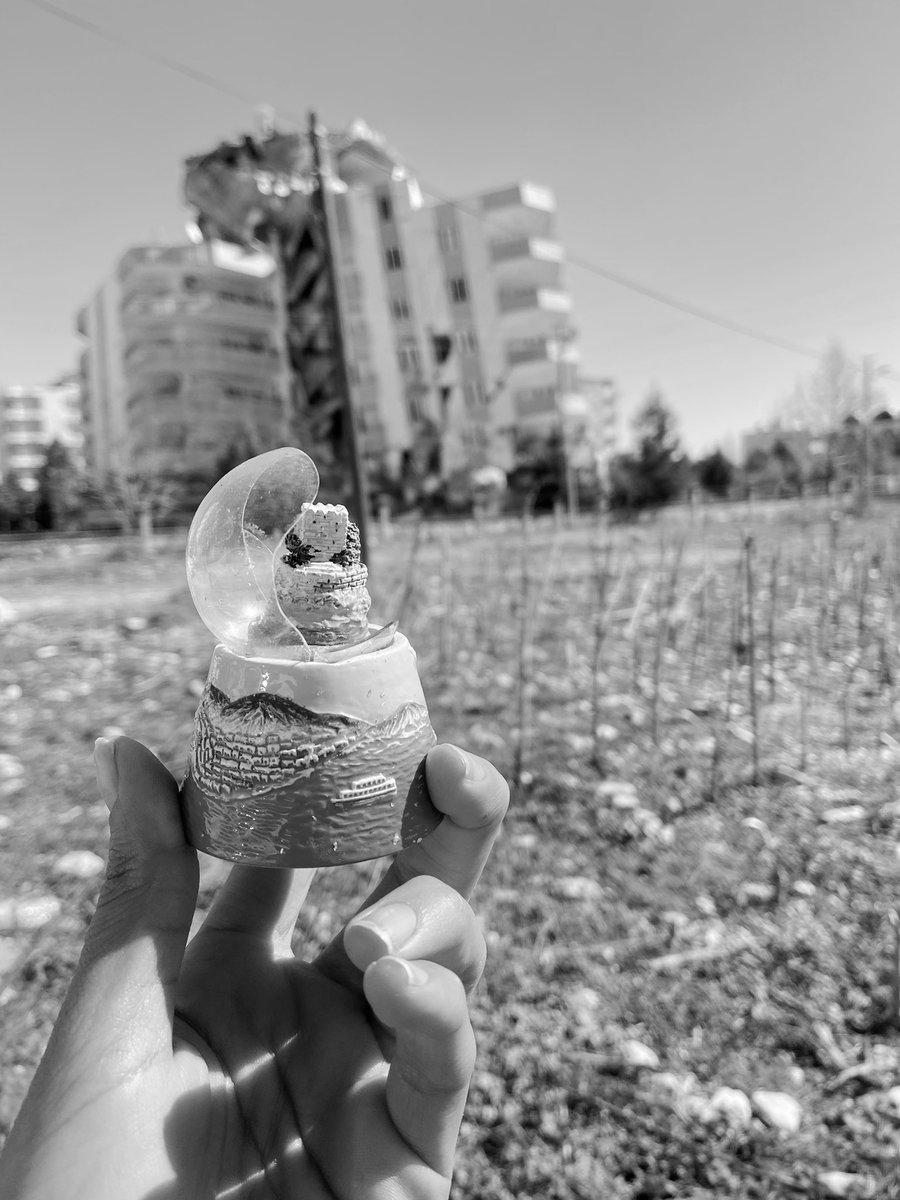 ‘Çok üzgün ve öfkeliyim. Sözler anlamını yitirdi. Gerçeklik, taşıması zor bir ağırlıkta. Varoluş, pek çok açıdan tehdit altında. Yaşama sarılmak ve umudu yeşertmekten başka çıkar yol yok. Üzgün olsak da, öfkeli olsak da pedalları çevirmeye devam etmeliyiz’ #adıyaman
