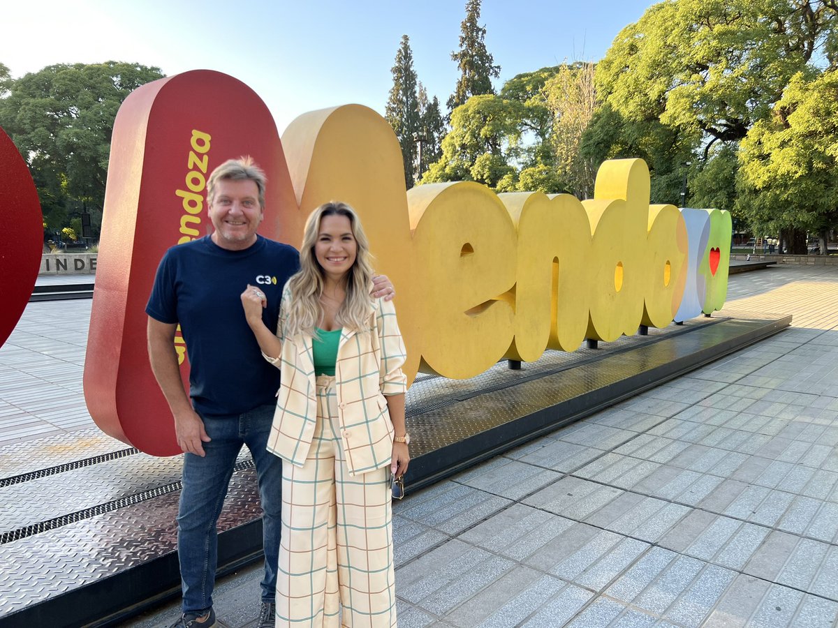 ¡Meeeeendoza! 🎶
Seguimos recorriendo el país con el #EstudioFederal y por eso hoy #SiempreJuntos, con <a href="/GHemmerling/">Guillermo Hemmerling</a> y <a href="/Agustinavivanco/">Agustina Vivanco</a>, lo hacemos desde la ciudad de Mendoza en la previa de lo que será la Vendimia🍷🍇

Te esperamos en la plaza Independencia 📻📲