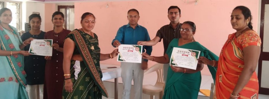 THORAJULA's tweet photo. રાજુલા ખાતે યોજાયેલ આશા સંમેલનમા આરોગ્યના તમામ કાર્યક્રમોમા જન સમુદાયના પ્રતિનિધિ તરીકે પ્રસંશનીય કામગીરી કરનાર ૧૮ આશા બહેનોને પ્રશસ્તિ પત્ર આપી સન્માનિત કરી જરૂરી માહિતી અપાઈ
@GujHFWDept @NHMGujarat @mdnhmgujarat @CollectorAmr @ddoamreli @AmreliHealth @SdmRajula @ArunKumar23302 https://t.co/9aJod9ayh5