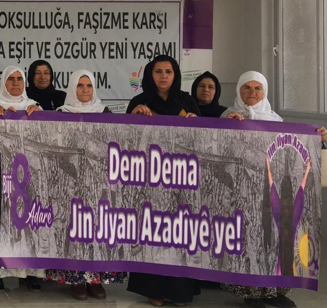 cukurovaTja's tweet photo. Bi dirûşmeye 
Dem dema azadiya jina ye
 Weke TJA û meclisa jinan yên   HDP'ê, plansaziya hevgirtina jinan  8'ê Adarê bi daxuyaniyeke çapemeniyê dest pê kir 
TJA ve HDP kadın meclisi olarak 8 Mart kadınlar günü dayanışma program  düzenlenen bir basın  açıklaması ile start verildi https://t.co/64GaxMDG6C