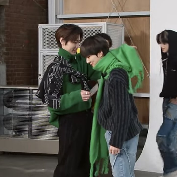 forforland_'s tweet photo. พอซองฮุนกับจองวอนมีซีนอะไรแบบนี้ มันเหมือนแม่กำลังแต่งตัวให้ลูกไปโรงเรียนเลยอะ ออร่ามัมหมีแผ่มาก5555555555555555 https://t.co/aRUgMvoNQP