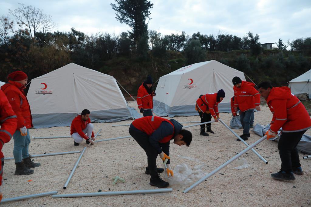 Devam Kızılaycılar devam;
Yara sarmaya, hal sormaya, yük sırtlamaya, dert paylaşmaya derman olmaya devam.
155 yıldır bu Hilal’in ışığında hep yaptığımız gibi….
🇹🇷❤️