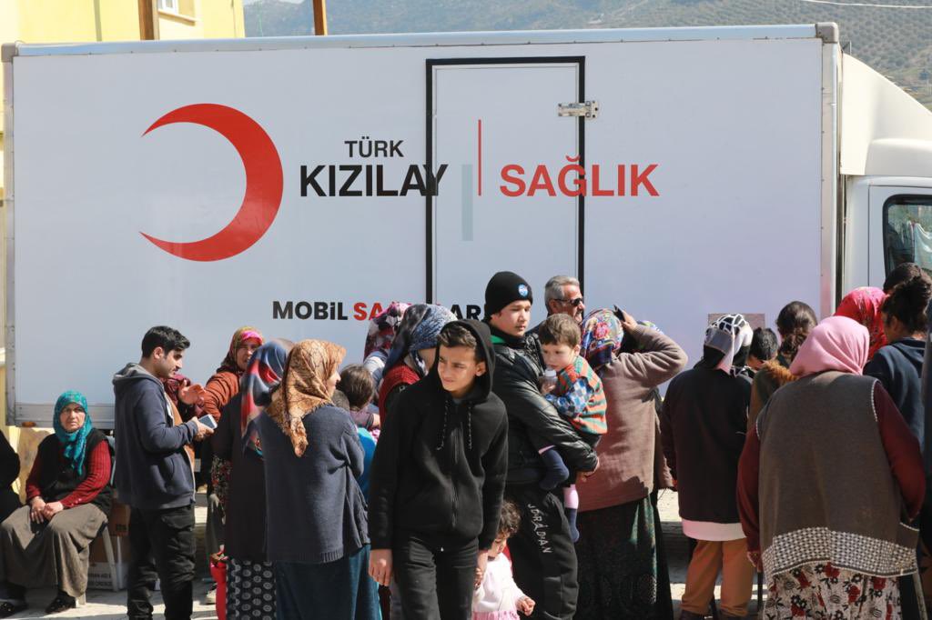 drkerem's tweet photo. Devam Kızılaycılar devam;
Yara sarmaya, hal sormaya, yük sırtlamaya, dert paylaşmaya derman olmaya devam.
155 yıldır bu Hilal’in ışığında hep yaptığımız gibi….
🇹🇷❤️ https://t.co/2xBK32iZKN