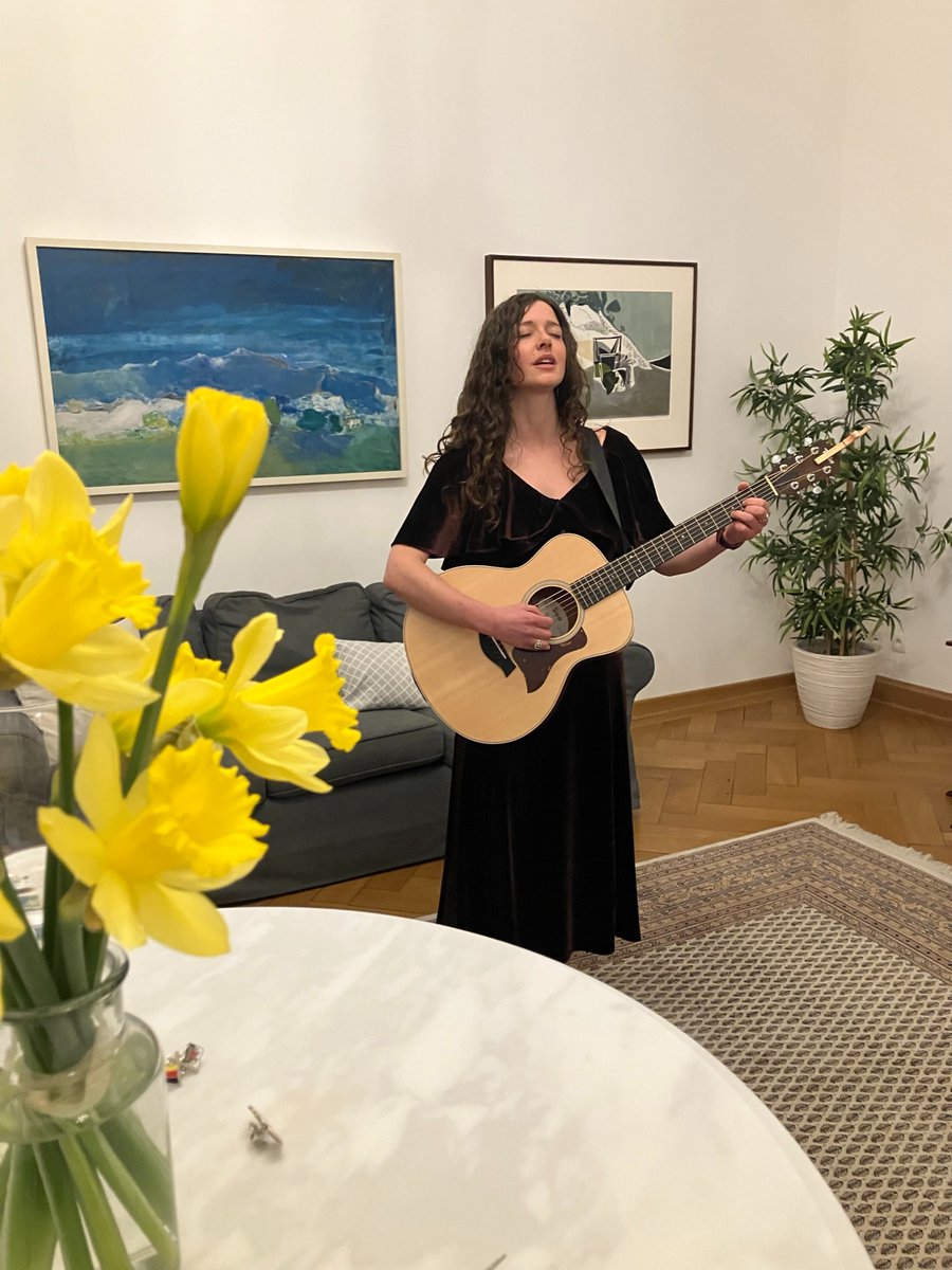 A huge thank you to @EveGoodman for performing at our #StDavidsDay reception – what a wonderful singer and ambassador for the #Welsh language. Danke schön 🤩