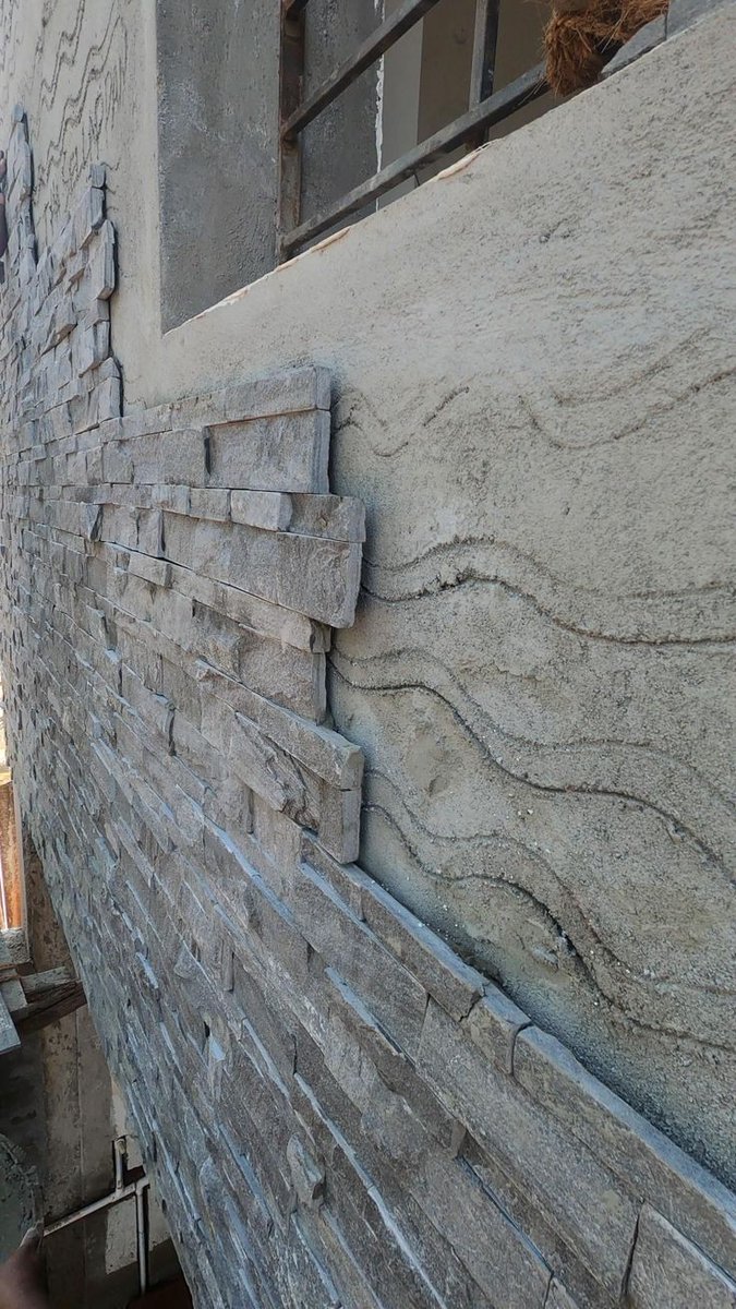 1️⃣ حجر كاريوك :
إنه يستحضر ذاكرة الطبيعة ، وهدير الشلال وصوت الماء عند جريانه على الصخور في بيئة ريفية تعانقها الجبال ، حيث تجد إيقاعًا متناغمًا للصوت و الضوء مشبعًا بقطرات الندى.
يتوفر بتسعة تصاميم مختلفة.