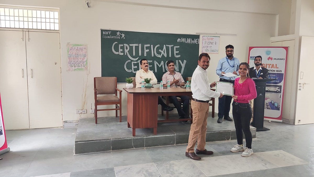 NIIT_Foundation's tweet image. @NIIT_Foundation &amp;amp; @Huawei celebrated the first #certification ceremony for students of #DigiBus, their collaborative effort to help communities with #Digital &amp;amp; #financialeducation via a doorstep education solution, on 1st March at Govt Girls College in Gurgaon.
#ITonWheels #NGO