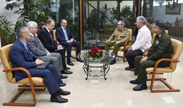 Junto al General de Ejército Raúl Castro Ruz, recibimos al General de Ejército Nikolai Patrushev, secretario del Consejo de Seguridad de la Federación de Rusia. En el encuentro intercambiamos sobre el excelente estado de las relaciones entre ambas naciones y su desarrollo futuro.