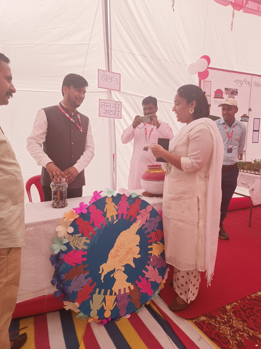 Anuka234's tweet photo. Delighted to meet the field champions of MP districts -Sidhi, Singrauli and Shahdol #educategirls #bemisaal15saal #छूलेंगेआसमाँ #fantastic15years #शिक्षा_की_मशाल
#TeamBalika
#TeamEducateGirls
#TeamBalika_TheMovement
#BackToSchool #onevisiononeteam https://t.co/KOX49Lh1B5