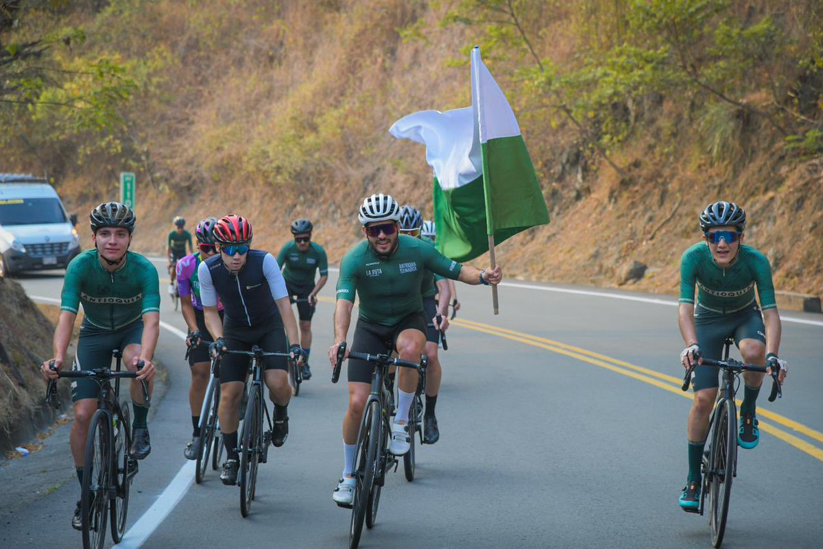 Madrugamos a rodar por Cativo junto a <a href="/eqmujeresant/">equipomujeresantioquia</a> y <a href="/OrgullPaisa/">Orgullo Paisa</a>. Destino: @tunelGGE 

#TúnelAlMar
#AntioquiaEnBici
#AntioquiaEsMágica