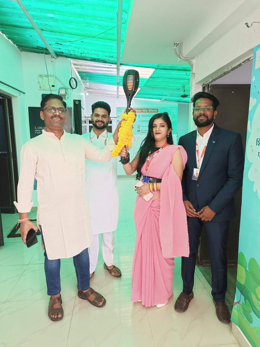 Anuka234's tweet photo. Delighted to meet the field champions of MP districts -Sidhi, Singrauli and Shahdol #educategirls #bemisaal15saal #छूलेंगेआसमाँ #fantastic15years #शिक्षा_की_मशाल
#TeamBalika
#TeamEducateGirls
#TeamBalika_TheMovement
#BackToSchool #onevisiononeteam https://t.co/KOX49Lh1B5