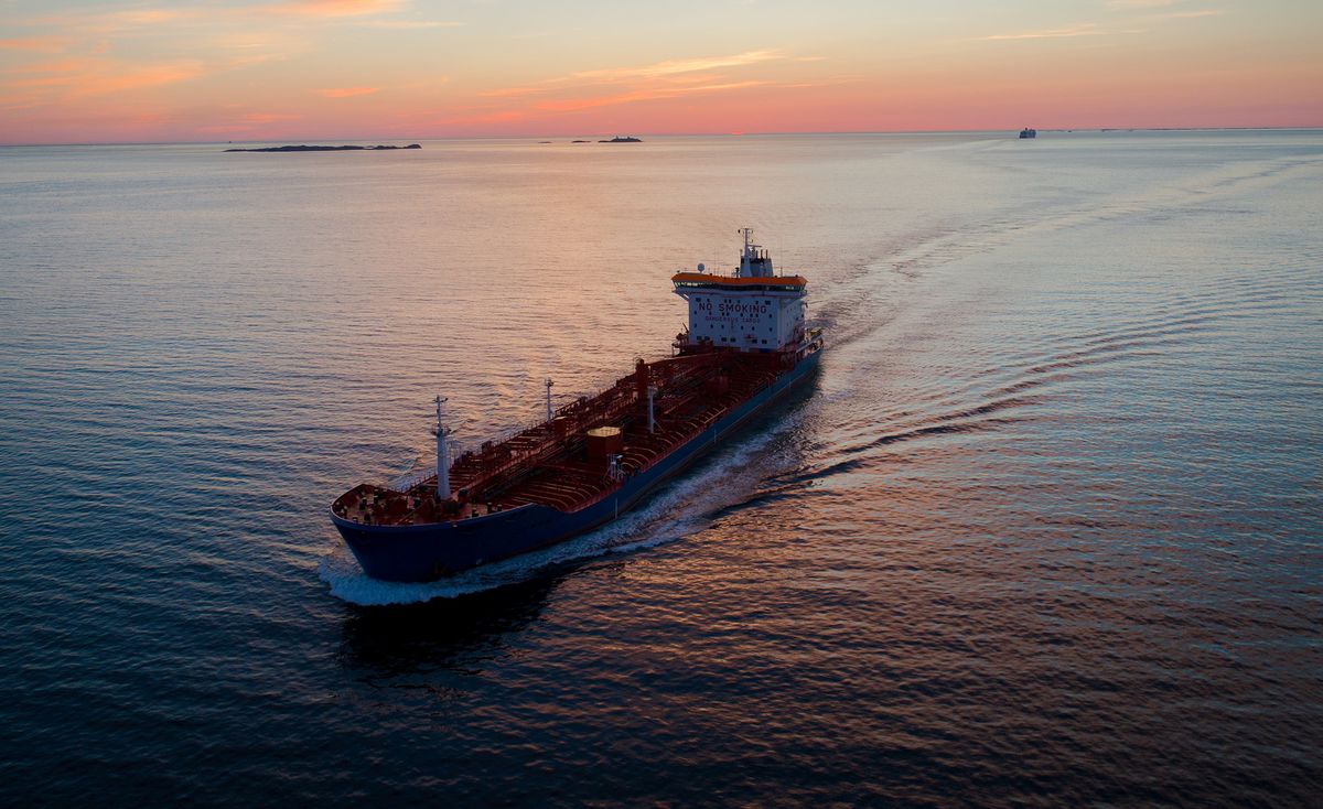 JUST IN: 🇷🇺 A mysterious fleet off 600 large tankers is helping Russia ship oil around the world.

~10% of the world's large tankers are involved and this number is growing every day‼️
[CNN]