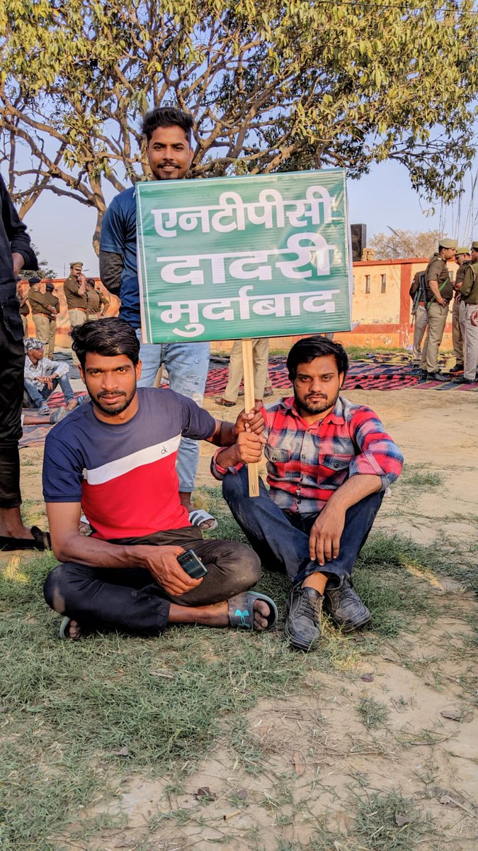 Nishantjournali's tweet image. #GreaterNoida
NTPC से प्रभावित 24 गांव के किसानों ने भरी हुंकार, भारतीय किसान परिषद के नेतृत्व में बिसहाड़ा गांव में हुई महापंचायत, महापंचायत में महिलाओं से लेकर बुजुर्ग भारी संख्या में पहुंचे, पंचायत में महिला हुई बेहोश ,मौके पर पुलिस बल मौजूद। @noidapolice
@pahalvansukhbir