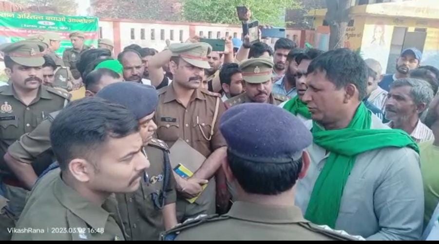 Nishantjournali's tweet image. #GreaterNoida
NTPC से प्रभावित 24 गांव के किसानों ने भरी हुंकार, भारतीय किसान परिषद के नेतृत्व में बिसहाड़ा गांव में हुई महापंचायत, महापंचायत में महिलाओं से लेकर बुजुर्ग भारी संख्या में पहुंचे, पंचायत में महिला हुई बेहोश ,मौके पर पुलिस बल मौजूद। @noidapolice
@pahalvansukhbir