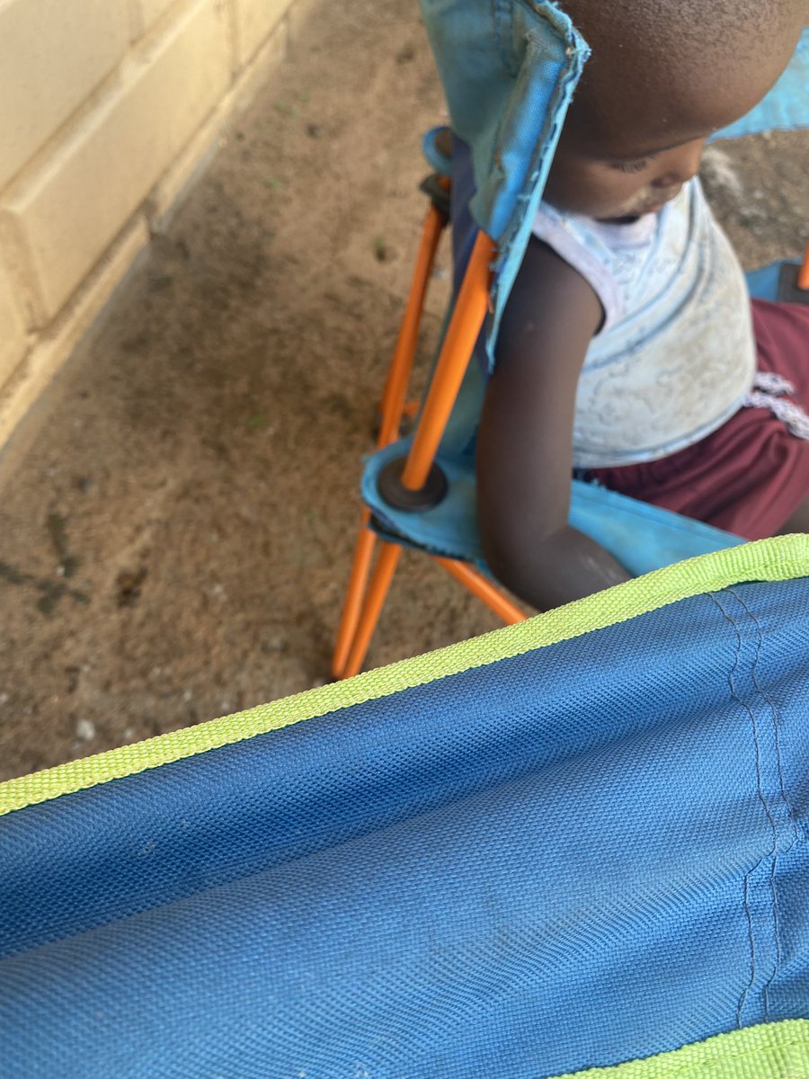 KaraboKotuu's tweet photo. I was on my way to the Tuckshop and i bumped to this lil boy,he lives across my stress he asked me 4 R1 ..kere ko ene o batla go rekang he said mazimba ke tshwere ke tlala Koko le Oupa ba ile ko Pension…I returned back home and make him something to eat,He passed out re tlotla🤷‍♀️ https://t.co/2yo4pLQgY0
