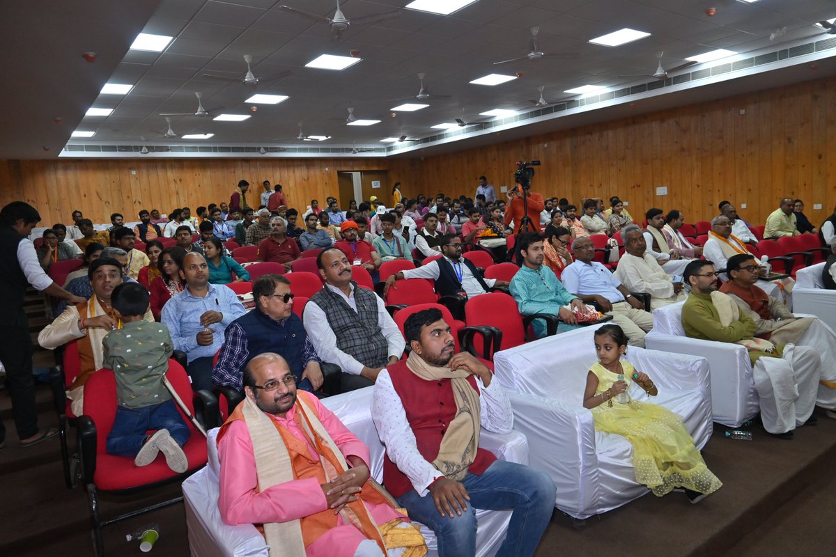 cvsbhu's tweet image. वैदिक विज्ञान केन्द्र, काशी हिन्दू विश्वविद्यालय द्वारा आयोजित &quot;वैदिक विज्ञान के विविध आयाम&quot; विषयक द्वि-दिवसीय राष्ट्रीय संगोष्ठी की झलकीयाँ
#cvsbhu
#bhupro