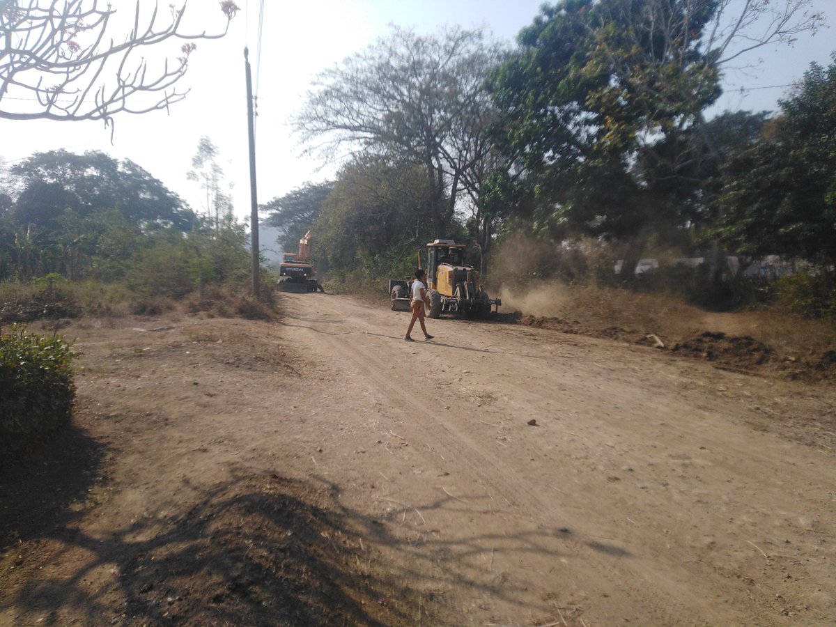 Con gran alegría recibio la comunidad de #ElCerrito en #municipiobartolomemaso a la brigada que trabajará en el vial de esta comunidad. #VamosConTodo