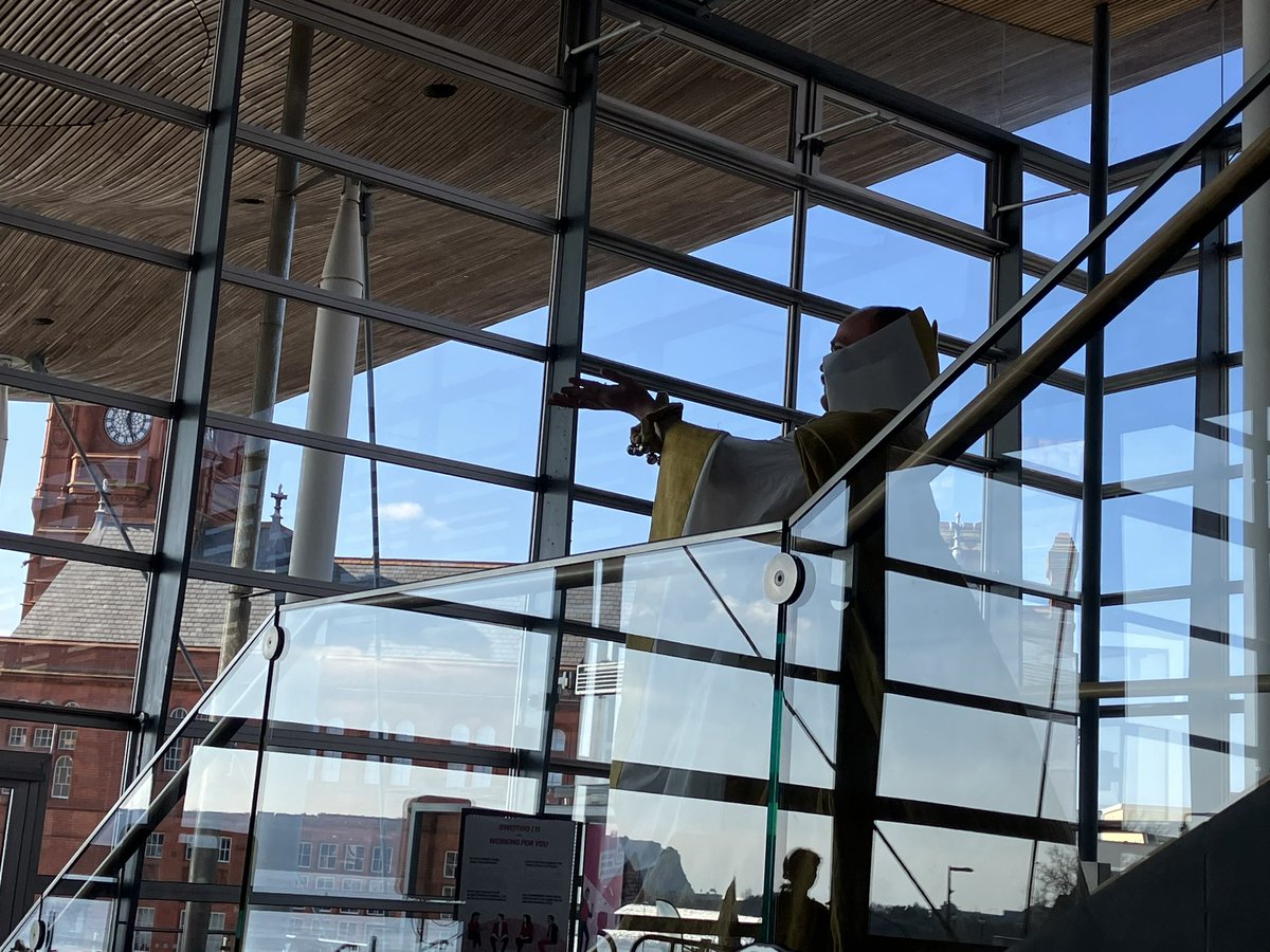 LeyshonElin's tweet photo. Da iawn @elena_puw   am ddarllen Neges Heddwch ac Ewyllys Da yr @Urdd ac @YsgolHamadryad a gymryd rhan ym mherfformiad #DiwrnodNon yn @SeneddCymru heddi @SeneddIeuenctid @yggwyr https://t.co/KBmpPJjE4I