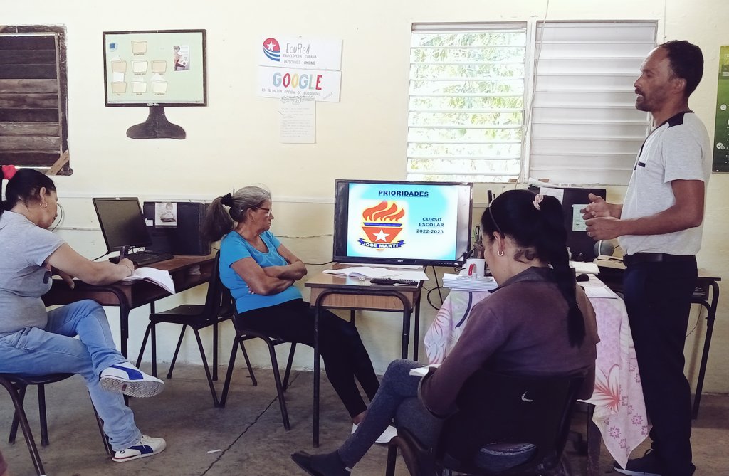 Se capacita a los guías de la escuela Mártires de Chile, para alcanzar resultados en la emulación pioneril individual y grupal. #EducacionManicaragua #EducacionVillaClara #CubaMined #OPJM #Cuba