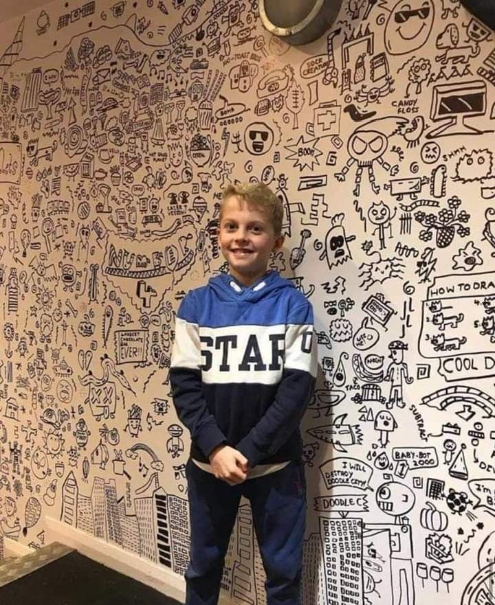 NathalieBoisse7's tweet photo. Puni à l’école car il dessine trop, il est sollicité à 9 ans pour refaire toute la déco d’un restaurant en Angleterre. Laissez les créatifs créer, et le monde se portera mieux. https://t.co/PtRxFBVgtI