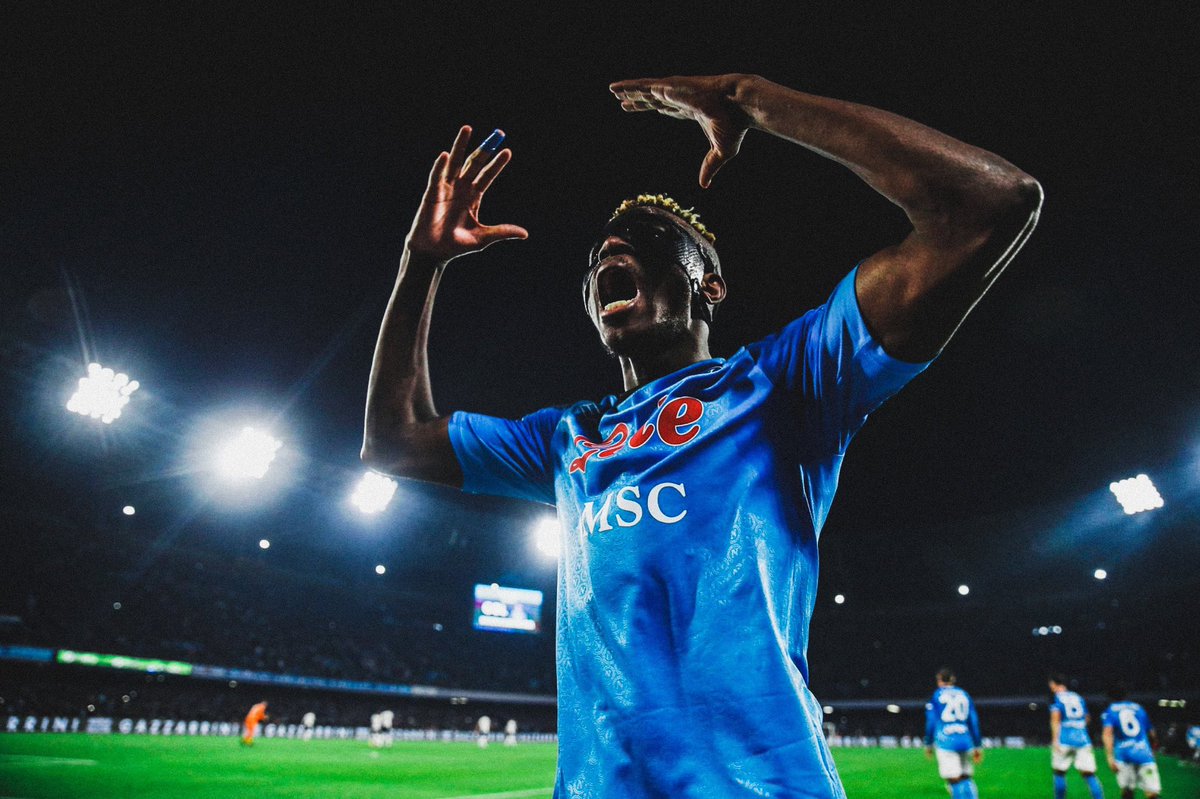 PELEJA's tweet photo. Nunca na história um jogador africano foi artilheiro do Campeonato Italiano. Hoje, entre os 4 que lideram o ranking, 3 são da África (e nenhum da Europa).

🇳🇬 Victor Osimhen - 19 gols 
🇦🇷 Lautaro Martínez - 13 gols 
🇳🇬 Ademola Lookman - 12 gols 
🇦🇴 Mbala Nzola - 11 gols https://t.co/U4sZUVtqr8