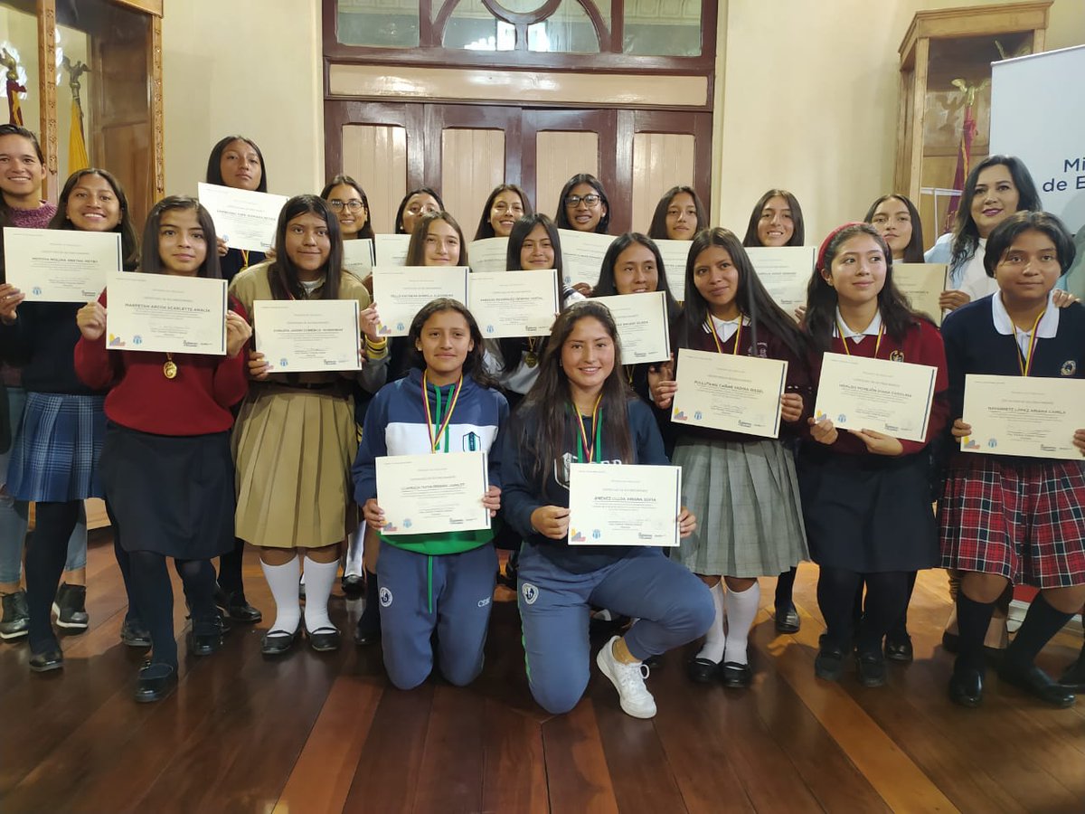 EducacionZ3_Ec's tweet image. [AMBATO] 19 estudiantes del cantón Ambato recibieron reconocimiento por el esfuerzo y triunfo en el campeonato nacional “Conmebol liga de desarrollo evolución”, al ser parte del equipo femenino Sub-16 del Club Deportivo Macará.

#ExcelenciaEnEducación