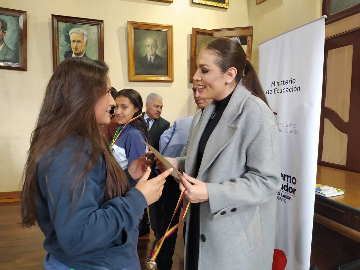 EducacionZ3_Ec's tweet image. [AMBATO] 19 estudiantes del cantón Ambato recibieron reconocimiento por el esfuerzo y triunfo en el campeonato nacional “Conmebol liga de desarrollo evolución”, al ser parte del equipo femenino Sub-16 del Club Deportivo Macará.

#ExcelenciaEnEducación