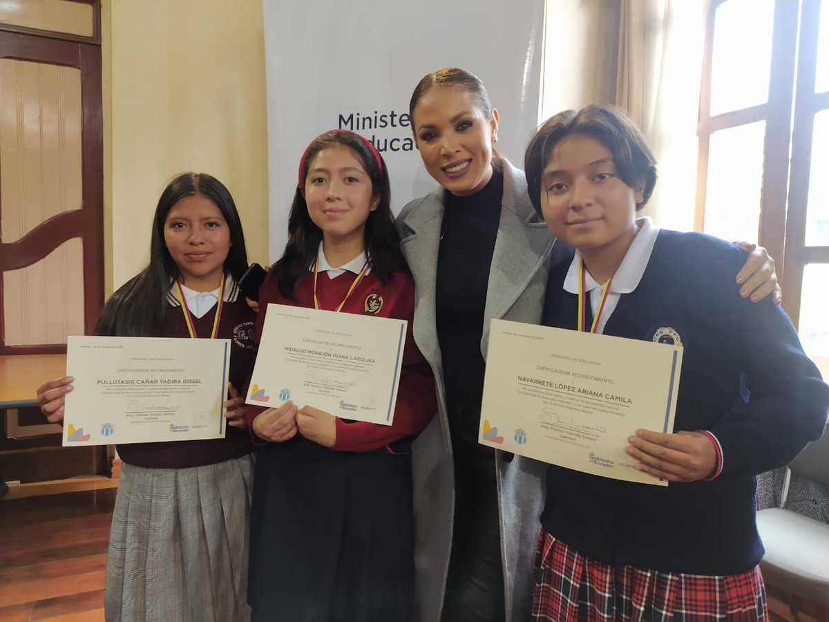 EducacionZ3_Ec's tweet image. [AMBATO] 19 estudiantes del cantón Ambato recibieron reconocimiento por el esfuerzo y triunfo en el campeonato nacional “Conmebol liga de desarrollo evolución”, al ser parte del equipo femenino Sub-16 del Club Deportivo Macará.

#ExcelenciaEnEducación
