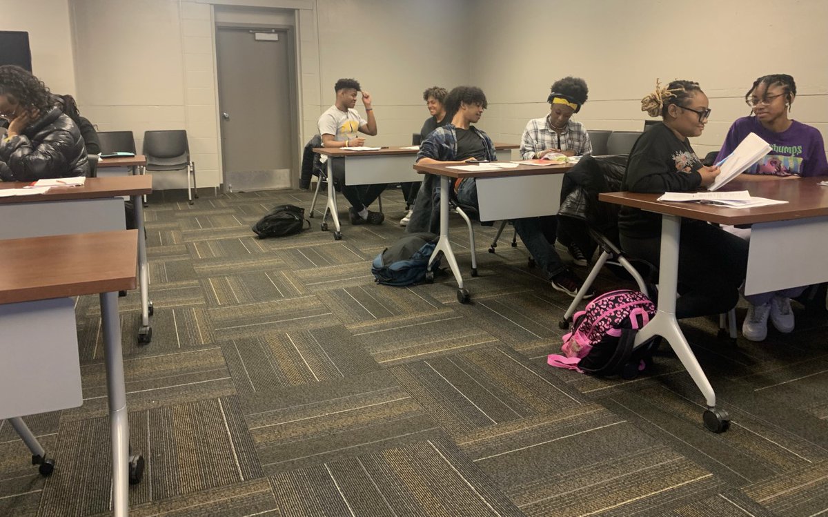 Te’Airra Posey, Dir. of Education and Family Engagement, teamed up with our partners at @HbcuWalking to present “What to Do the Summer Before Your Senior Year.” The presentation was held for KCPS students at @KCPS_ManualCTE and covered topics like essay writing and ACT prep.