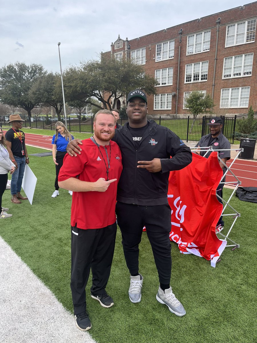 DruSmith8's tweet photo. Always good to have a current @dallascowboys player on campus. Thank you @Tee_sizzle_ for talking with our kids today at Heisman High! https://t.co/YNEfsn1WU7