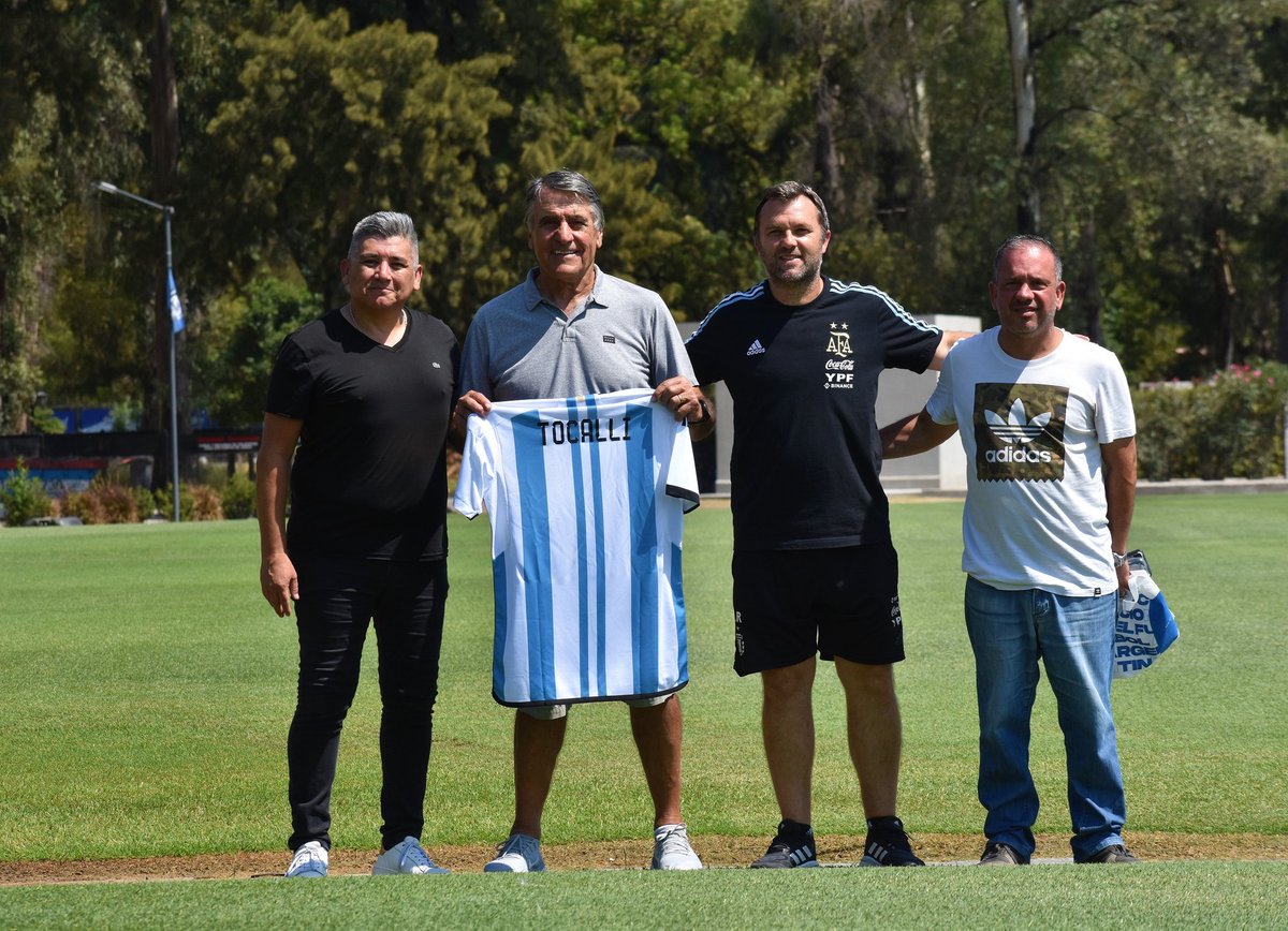 famalovato's tweet photo. Gracias Hugo Tocalli por su visita a la casa de la Selección Argentina. https://t.co/gaBdxGYAKT