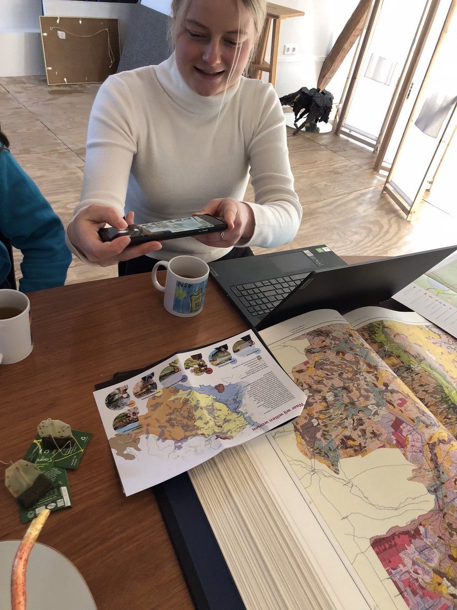 slimsteweg's tweet image. Vervolg van de samenwerking tussen de #ProeftuinNettelhorst en @Hogeschool_VHL 

Wat betekent ‘water en bodem sturend’ voor de ontwikkeling van het buitengebied tussen Borculo en Lochem?! 

Madelief, Daphne en Rens hebben er zin in om het aardkundig fundament in kaart te brengen.