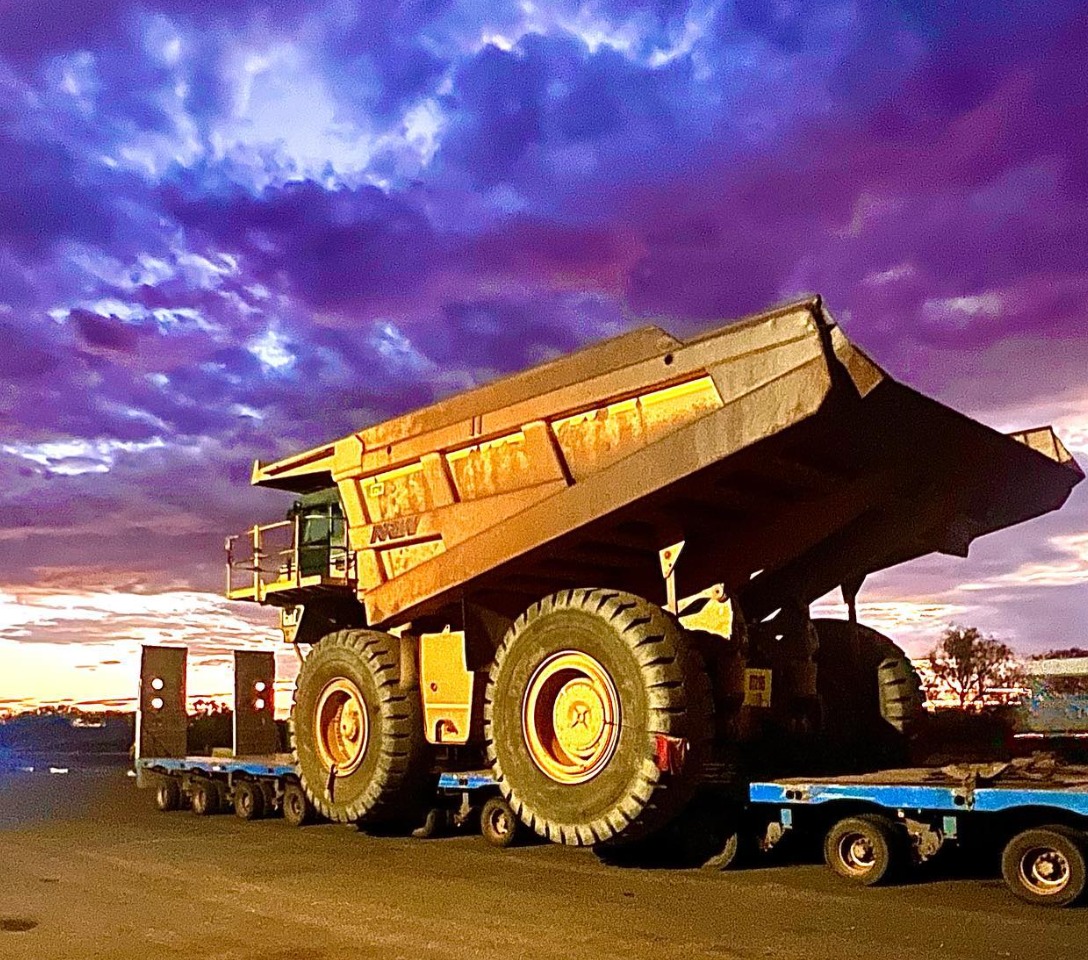 Outletminero's tweet photo. La foto perfecta para iniciar el día🌅👷, deja tu foto con un #Yucle en un comentario. 💥📸

La vamos a estar compartiendo 👷🏻‍♂️👷🏻‍♀️😏

📸IG:  pilbaraminingpower

#minería #minero #transport #pilbara #style #mineríaresponsable https://t.co/p1wAYry5qL
