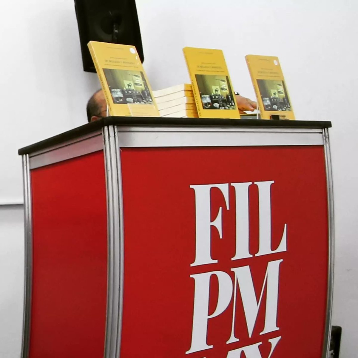 DeptoFilosofia's tweet image. El día de ayer en la FIL del Palacio de Minería se llevo acabo la presentación del libro &quot;De belleza y misoginia. Los afeites en las literaturas medieval, áurea y virreinal&quot; por su autora María José Rodilla León.

#UAMI #LibrosUAM
#DepartamentodeFilosofíaUAMI