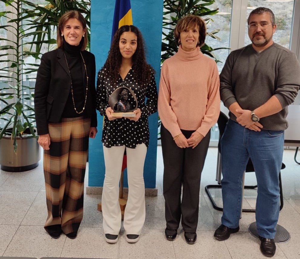 La ministra d'Educació i Ensenyament Superior en funcions, <a href="/Estervilarrubla/">Ester Vilarrubla</a>, ha rebut aquest dimarts l’alumna del <a href="/LyceeFoix/">Lycée Comte de Foix</a> Madina Bobekar.
 
Va guanyar el 1r premi especial del jurat al 15è concurs regional d'eloqüència de tots liceus del sud de França.
Moltes felicitats!