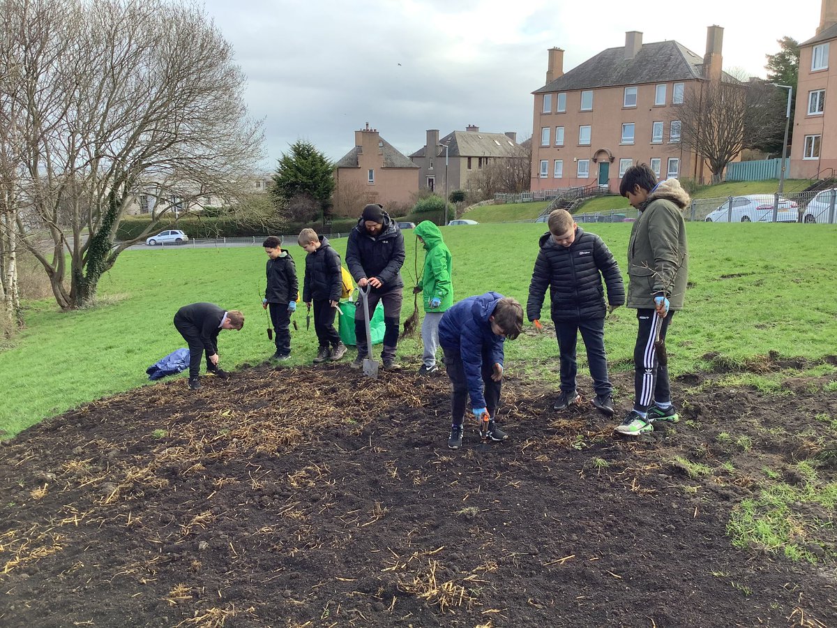 GrantonPS's tweet photo. Today P6c got green fingered and planted a #WeeForest with @greenspacetrust and @Earthwatch_Eur in the local community. Everyone got involved and by the end of the day 600 trees had been planted 🌳. We had such fun and can’t wait to watch our trees grow alongside us. https://t.co/8rYAZpgYNA