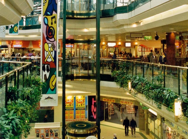 LeedsLife_'s tweet photo. Throwback Thursday /  Inside Leeds Headrow Shopping Centre (now The Core) during the 1990s📝

#Leeds #leedsbackintheday #leedshistory https://t.co/4xqKJBq5iu