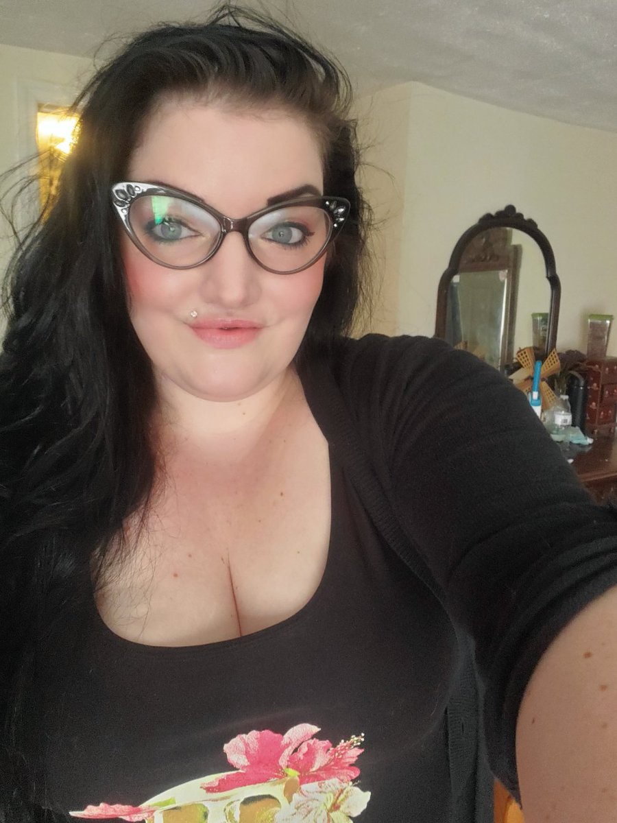 ThisMiss's tweet image. With glasses or without?

#opinion #secondopinion #glasses #areglassessexy
#thisorthat #lookoftheday
#pierced