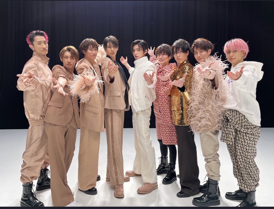 iuiu2uiui's tweet photo. 「W」のさっくんと深澤くんの
衣装よくみたら「W」って書いてる？
それも考えて衣装作られてるの？
すごっ。。
#snowman
 #白スノ黒スノ
#W https://t.co/pEVBTkNNAP