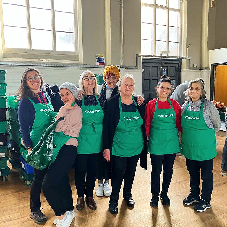 BoundsGFoodBank's tweet photo. Thank you to fellow local charity @NLondonHospice  for these great green aprons keeping us clean &amp; stylish! 💃 https://t.co/qcy0U1kHGw