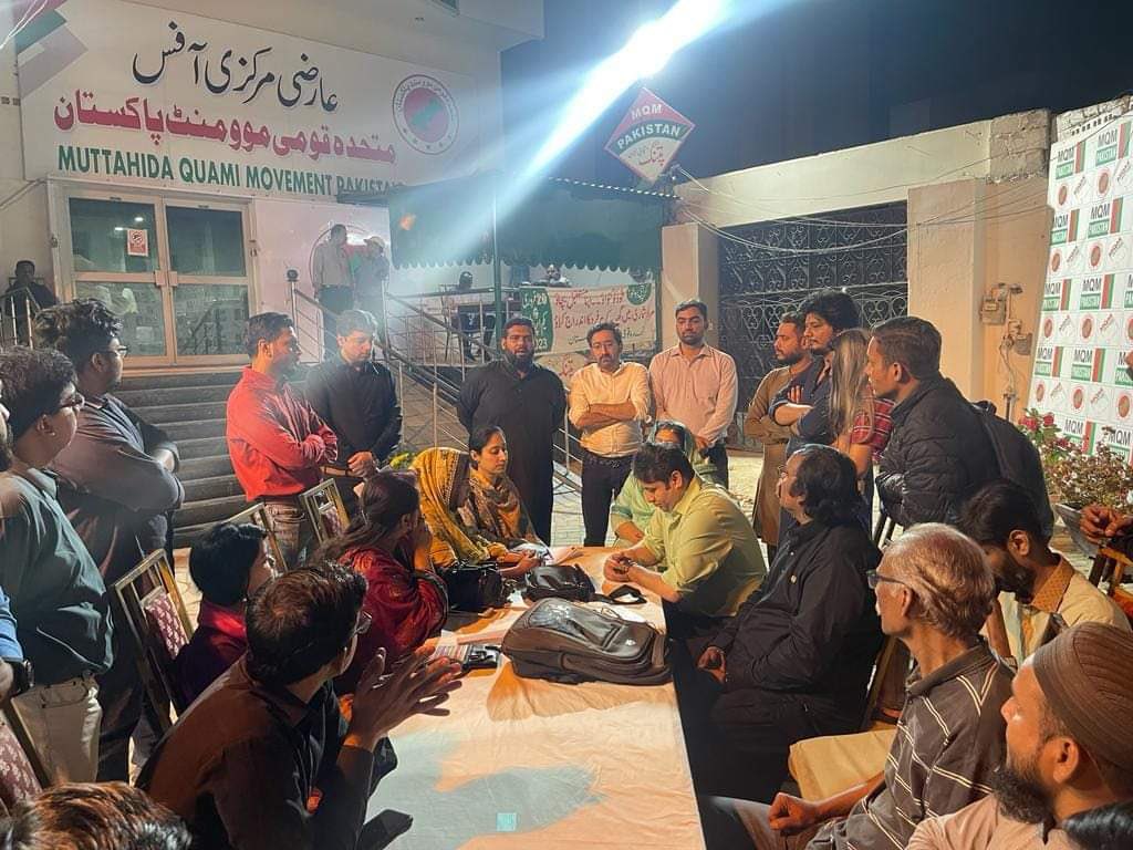 Nadirqureshi's tweet photo. ایم کیو ایم پاکستان کے عارضی مرکز بہادرآباد پر ڈیجیٹل میڈیا اینڈ کمیونیکیشن کی ایک اہم میٹنگ کا انعقاد کیا گیا جس میں انچارج ڈیجیٹل میڈیا اینڈ کمیونیکیشن تنزیل عبدالرٶف اور جواٸنٹ انچارج نادر قریشی نے ورکنگ کمیٹی سے مردم شُماری اور 12 مارچ کے جلسے کے حوالے سے بات کی۔
#MQMPakistan https://t.co/dqLwAXd8Bb