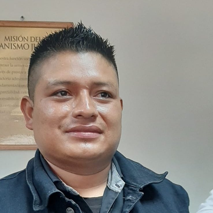 Rudy Amilcar López Pablo es absuelto de los delitos del que se le acusó, después de haber ejercido su derecho de manifestar el Día de la Resistencia Indígena, el 12 de octubre del 2021. El juez Sergio Vega ordena investigar a 3 agentes de la PNC que declararon en su contra.